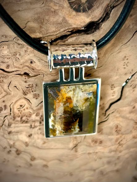 Graveyard Point plume agate pendant, faceted view 3